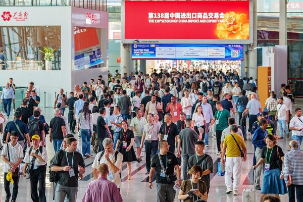 中承配资 中国经济信心说丨广交会采购商“挤爆”服务机器人专区，所为何来？